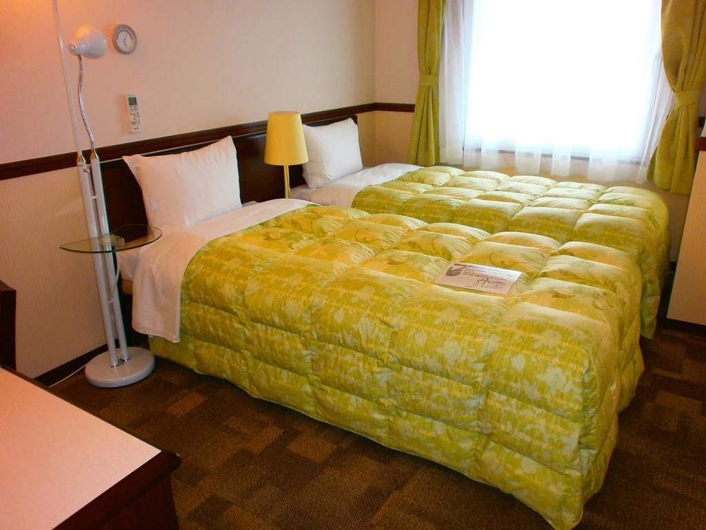 Toyoko Inn Osaka Itami Airport Toyonaka Bagian luar foto